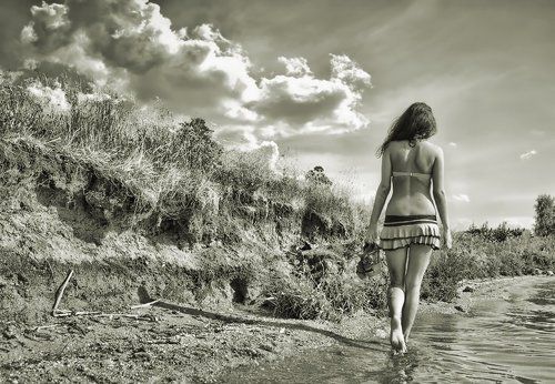 По песку шагая