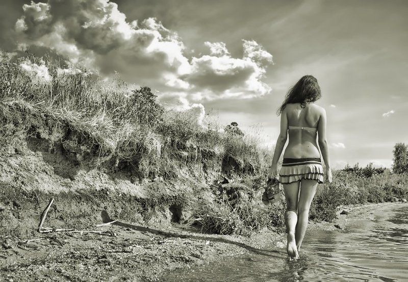 девушка, пляж, лето По песку шагая фото превью