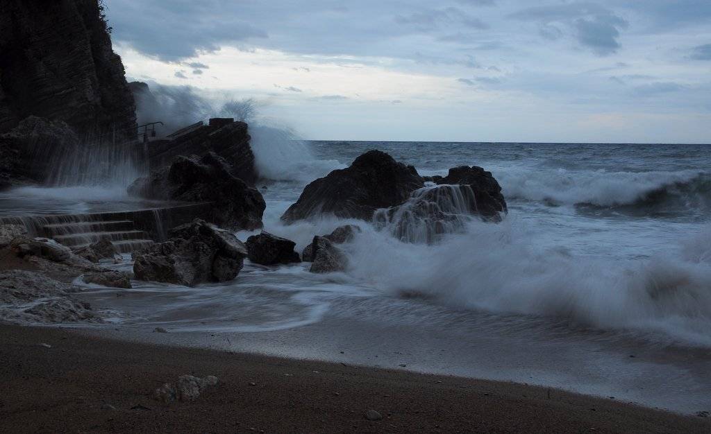 море, шторм, черногория, Света и Вася