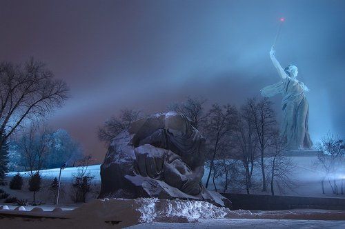 На Мамаев кургане тишина...