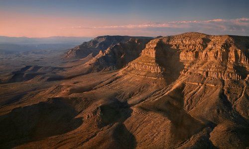 В свете догорающего дня.