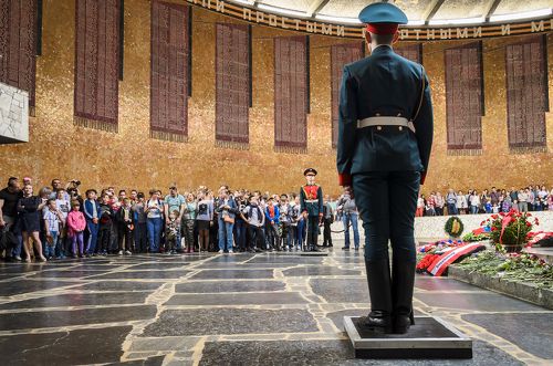 СМЕНА ПОЧЁТНОГО КАРАУЛА В ЗАЛЕ ВОИНСКОЙ СЛАВЫ.