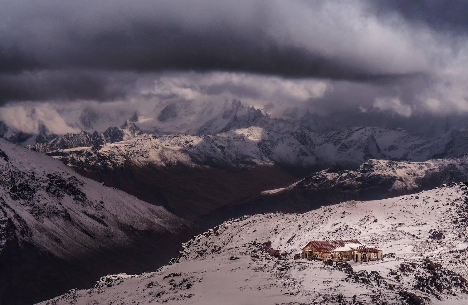 гроза,тучи,облака,драмматичный,горы,природа,кавказ,перевал,дом,хижина,снег,шторм,3200, вершины,эльбрус,приэльбрусье,пейзаж,кабардино-балкария, Elena Pakhalyuk
