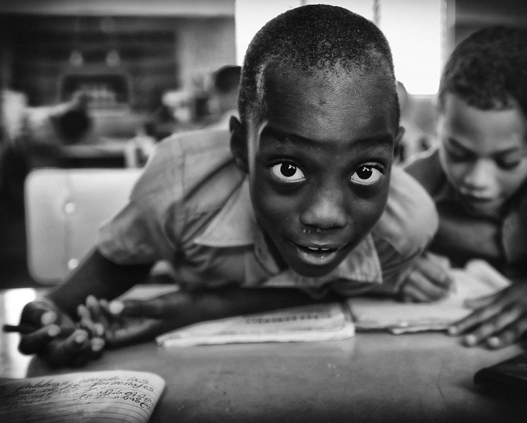 школа, класс, доминикана, мальчики, дети, парта, журнал, окно, свет, учёба, урок, школьник, глаза, ALLA SOKOLOVA