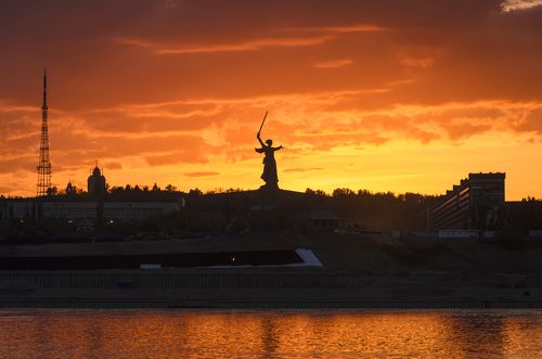 К пылавшим знамёнам небес Волгограда.
