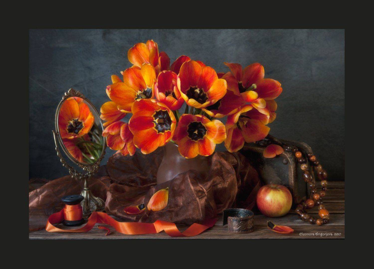 тюльпаны, огонь, пламя, оранжевый, жёлтый, весна, яркий, зеркало, браслет, бусы, женское, лента, катушка, яблоко, ева, натюрморт, Eleonora Grigorjeva