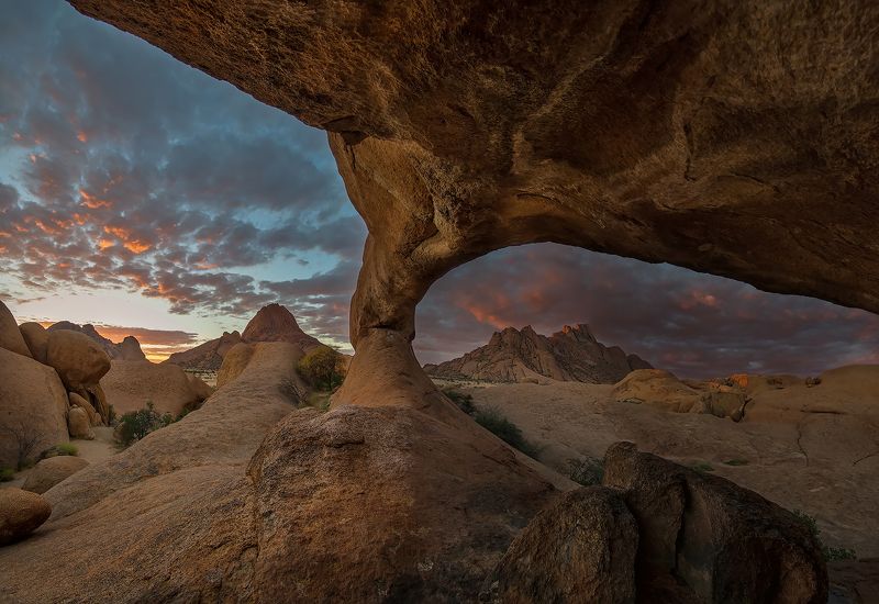 Последние лучи солнца над Spitzkoppe фото превью