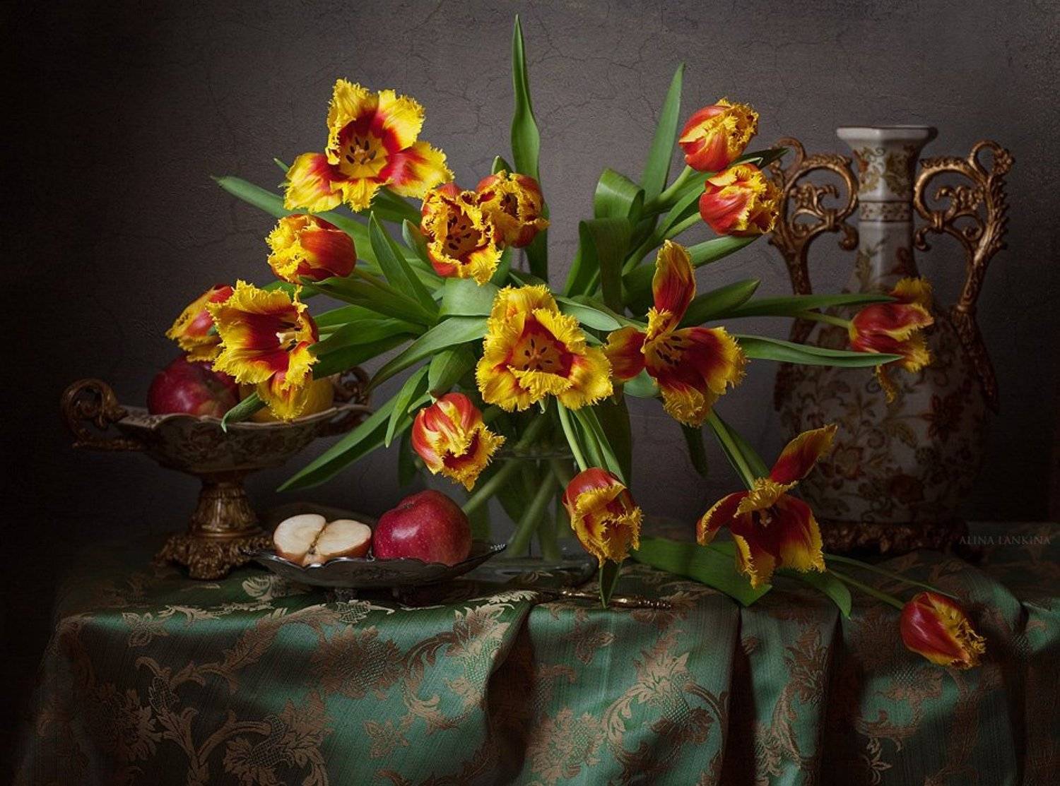 still life, натюрморт, фотонатюрморт, цветы, тюльпаны, свет, фрукты, яблоки, ваза, алина ланкина, Алина Ланкина
