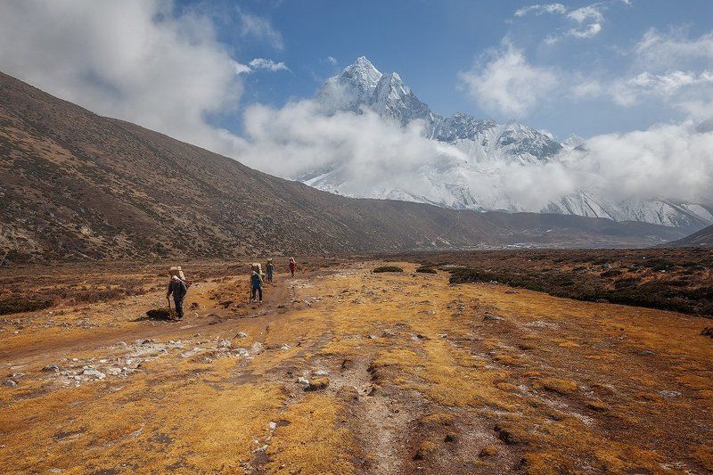 непал,гималаи, эверест,горы,небо,облака Прикоснуться к небу фото превью