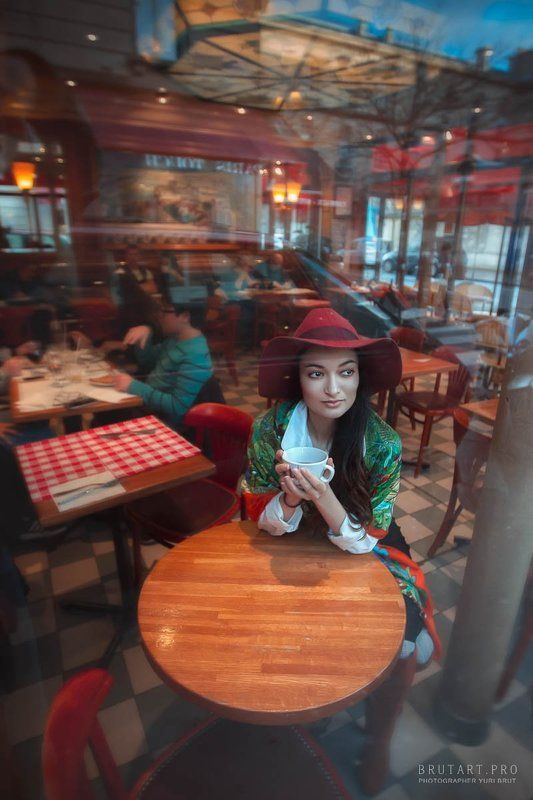 В Парижском кафе фото превью