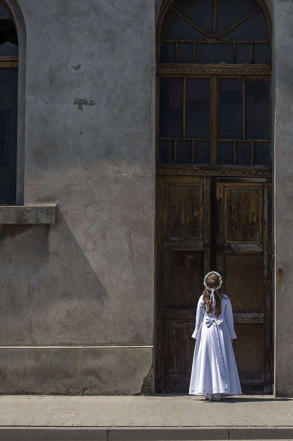 child, girl, sun, natural-light, street, reportage, city, communion day, holiday, Anna Ścigaj