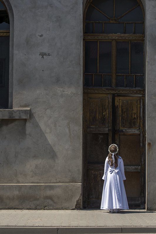 child, girl, sun, natural-light, street, reportage, city, communion day, holiday Communion day фото превью