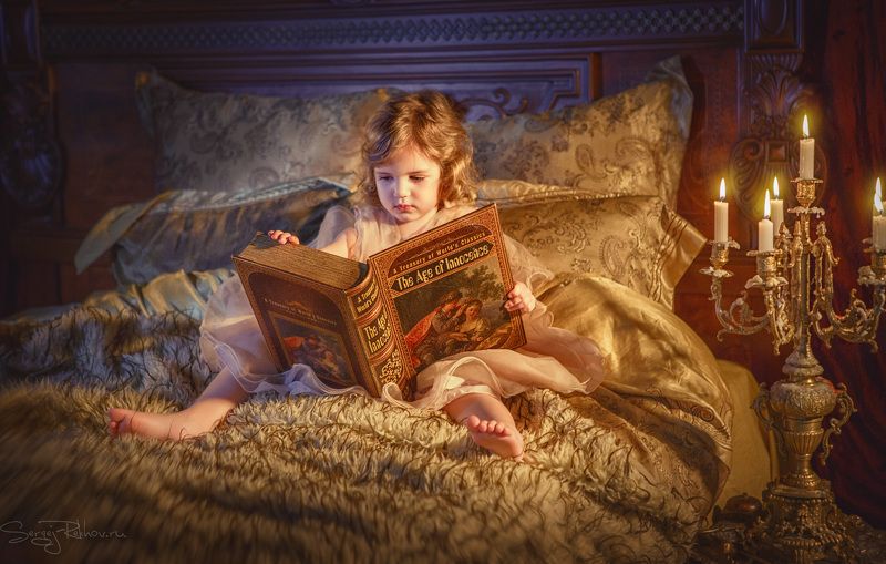 девочка, студия, ночь, книга, чтение Любопытный ребёнок фото превью