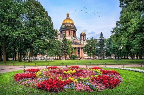 Исаакиевский собор и цветы