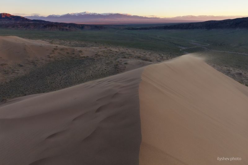 рассвет, поющий бархан, песок, национальный парк, казахстан, пейзаж, бархан, горы, долина Поющий Бархан фото превью
