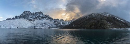 Огненный закат на озере Гокио. Гималаи, Непал.