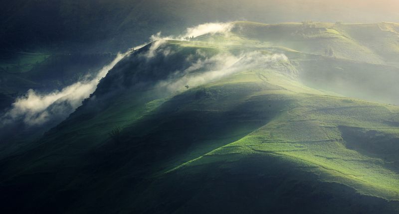 Clouds hug the mountain фото превью