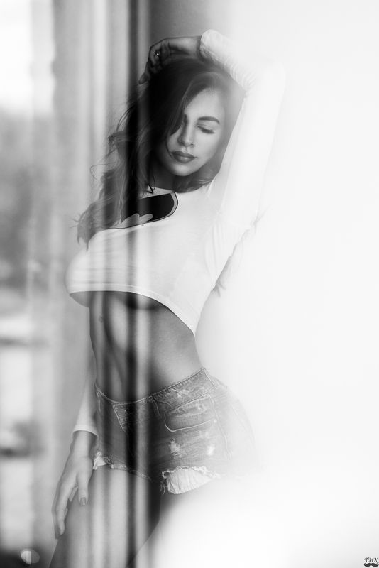 portrait, indoor, bw, black and white, tones, mood, genre, woman, sensual, портрет, модель, арт, people Gabriele фото превью