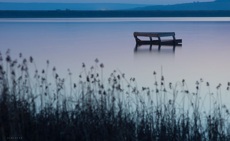 крым, озеро, длинная выдержка, скамейка, камыш, спокойствие, закат, настроение. Равновесие. фото превью