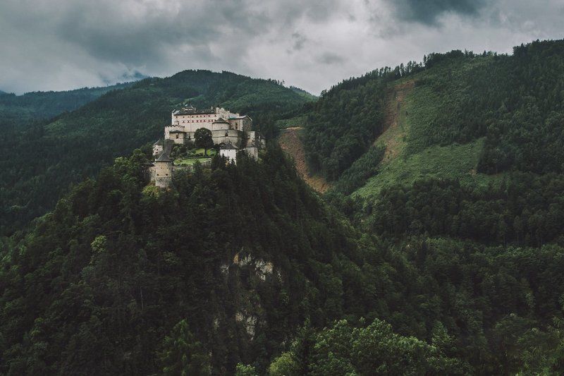 замок; горы; лес; а/встрия; Неприступный замок фото превью