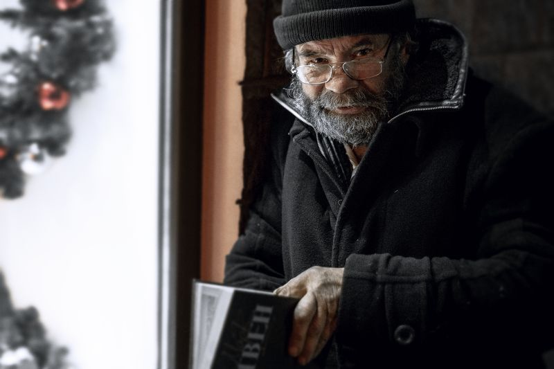 Старик с книгой фото превью