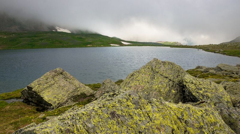 геометрия, горы, архыз, перевал, перевал федоеева, камни, глыбы, лишайник, озеро, вода, туман, лето, июль, путешествия Горная геометрия фото превью