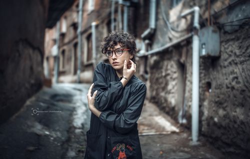 девушка в переулке