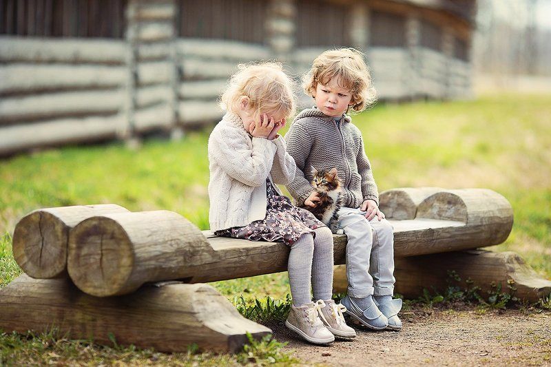 дети ребенок малыш детская фотография девочка мальчик котенок кошки Взаимоотношение полов фото превью