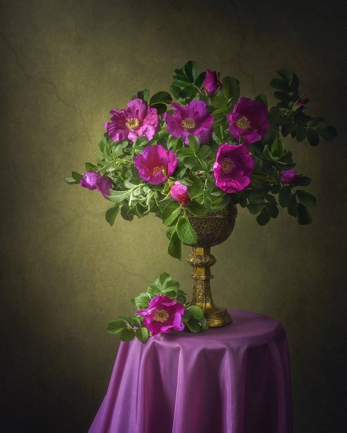 натюрморт, начало лета, цветы, букет, дикие розы, старинный кубок, Ирина Приходько