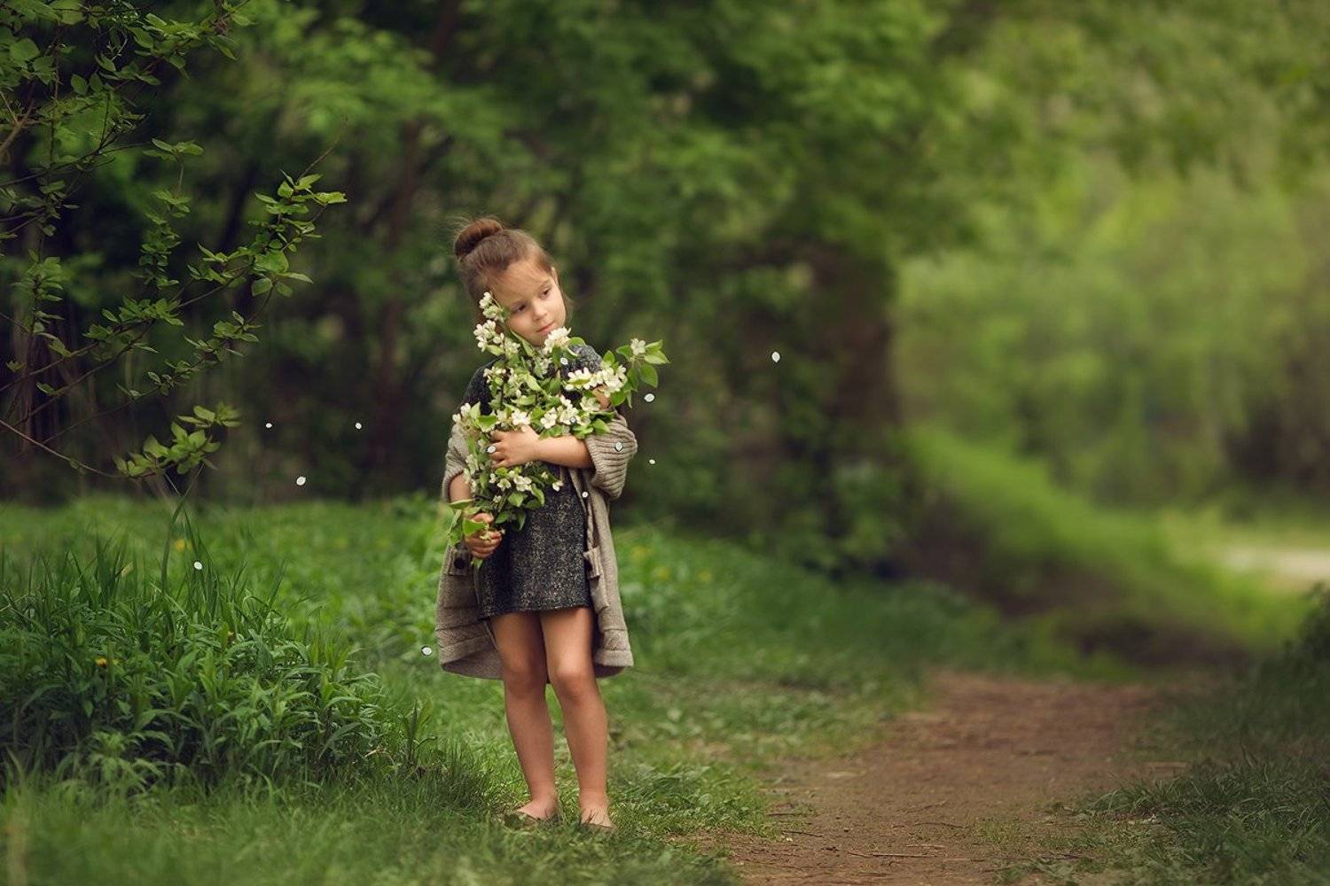девочка цветы букет зелень, Александра Черемохина
