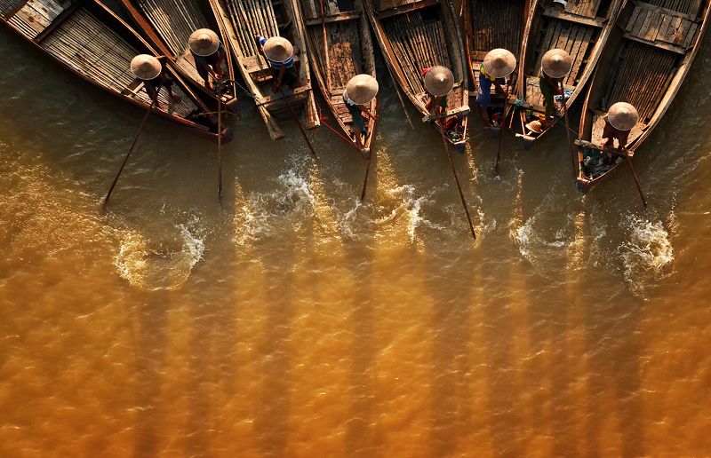 fisherman in Irrawaddy River фото превью