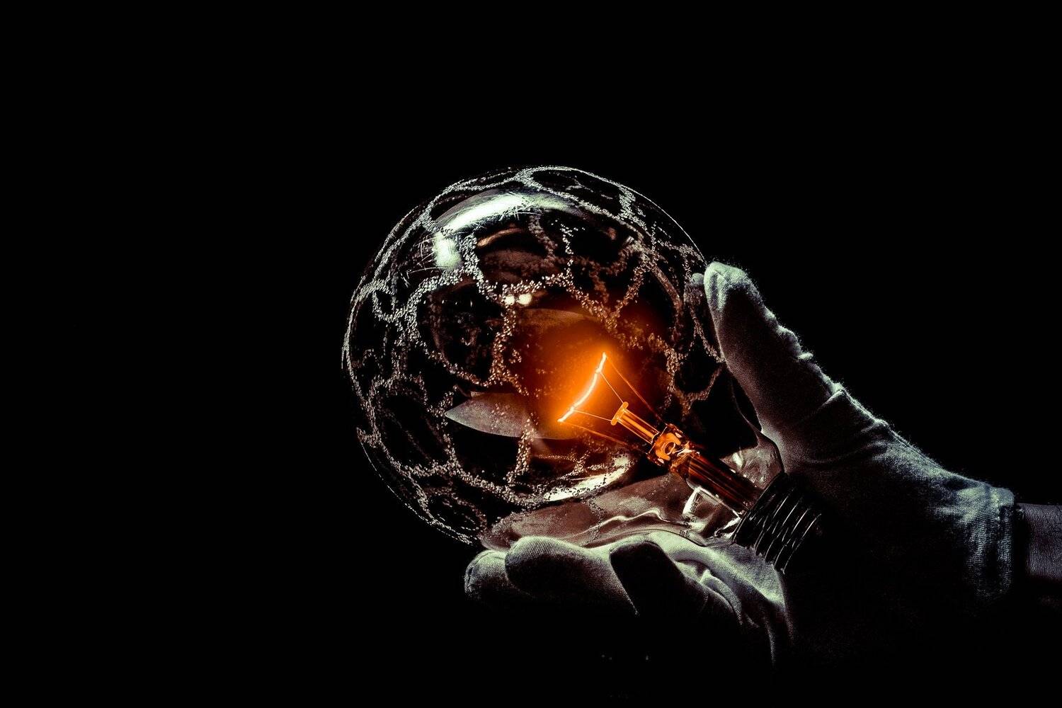 hand, glass, bulb, macro, conceptual, concept, art, light, globes, round, ebergy, Antonio Coelho