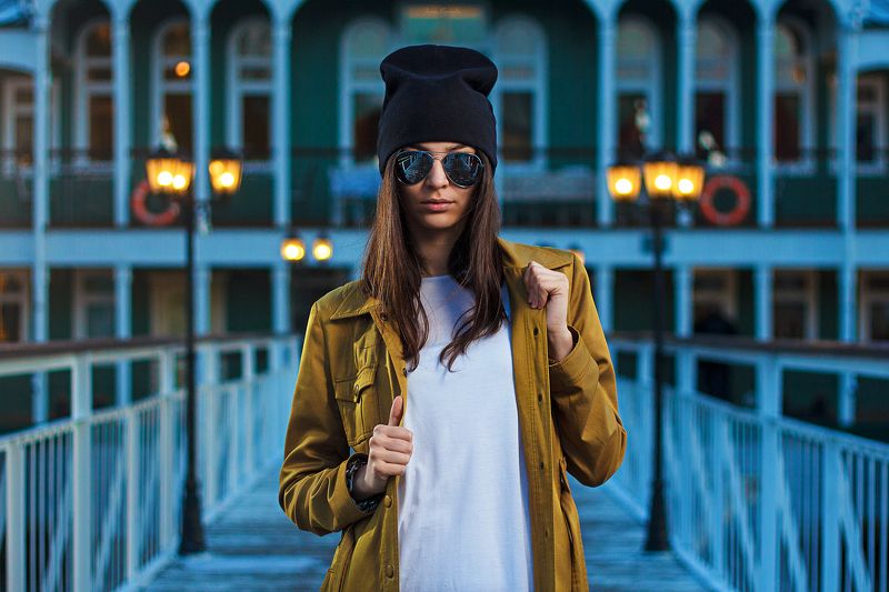 люди, девушка, портрет, улица, очки, брюнетка, шапка, стиль, мода, город, улица, фонари, ресторан, пристань, цвет, одежда, вечер, картинка, фото, линии Даша фото превью