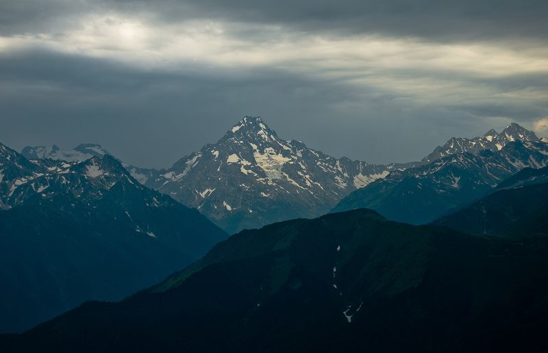 горы, архыз, лето, июль, путешествия, снежник, вершина, гряда, скалы, небо Лицо вдали фото превью