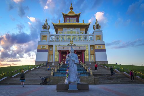 Золотая обитель Будды Шакьямуни.