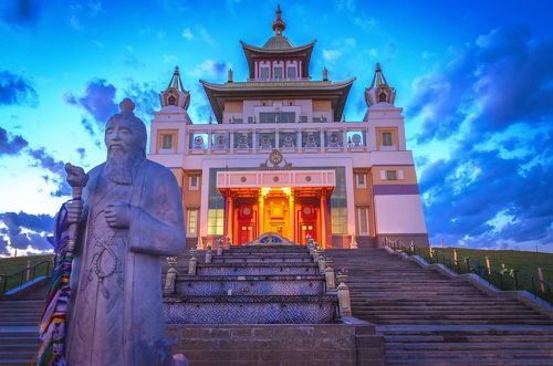 Золотая обитель Будды Шакьямуни.