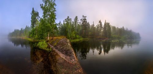Гранитный берег озера.