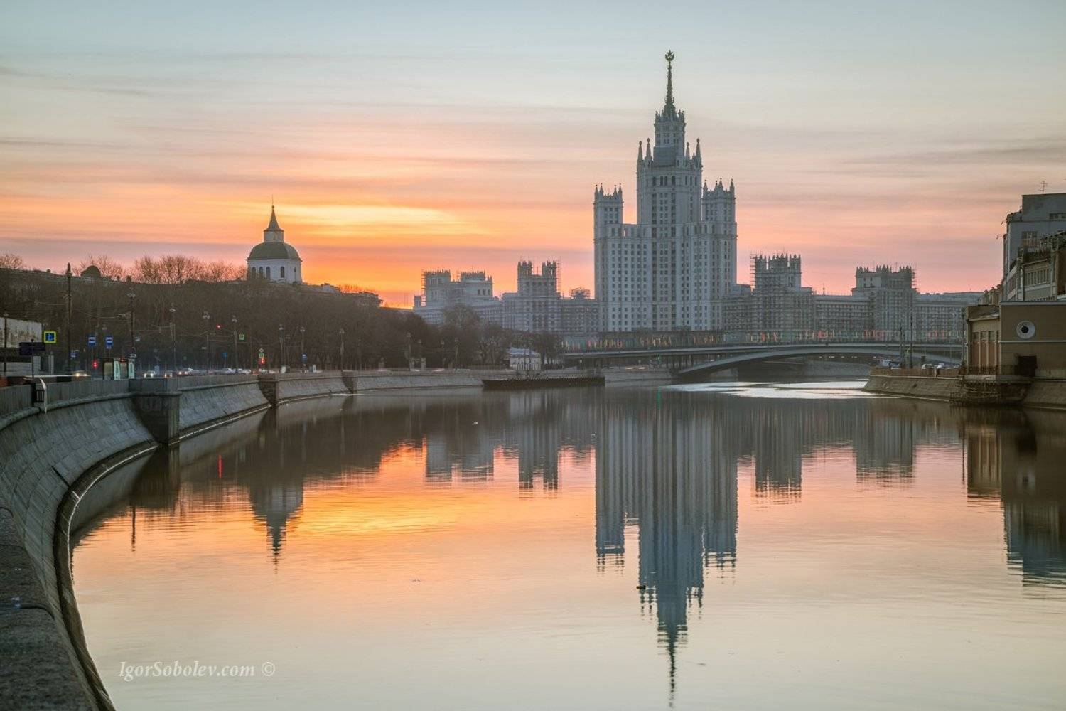 москва, высотка на котельнической, дом на котельнической, утро, рассвет, отражение, Соболев Игорь
