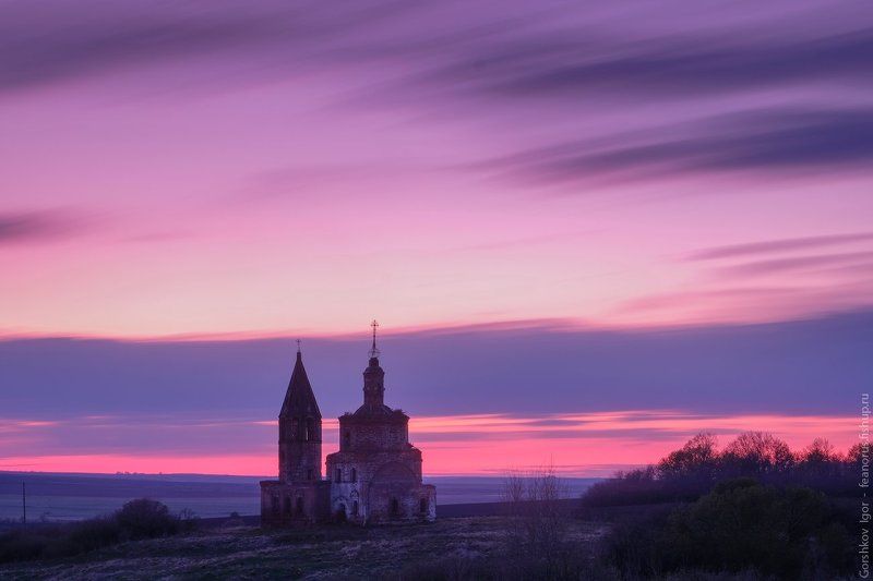 церковь,старя,заброшенная,храм,поле,владимирская область,пейзаж,весна,май,закат,рассвет,вечер,утро,пашня,поле,россия,русский Старая заброшенная церковь фото превью