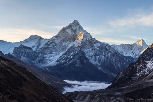 Ама Даблам на рассвете.
