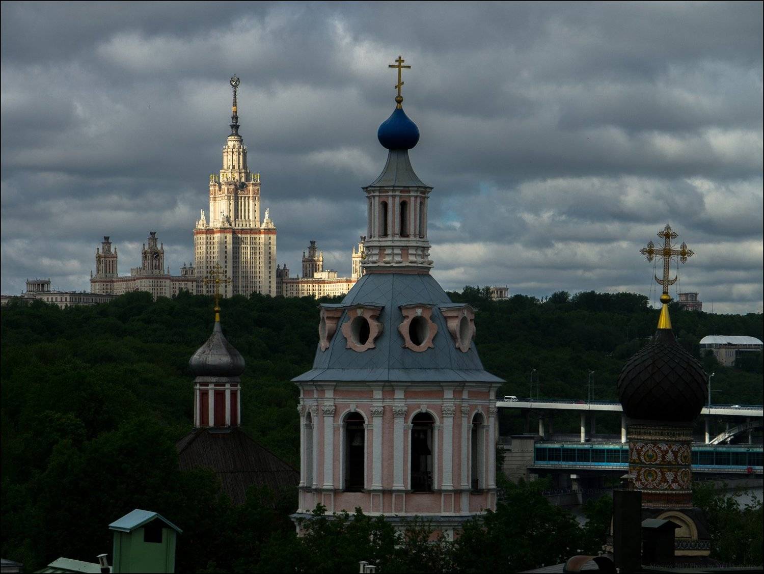 Москва, город, Россия, МГУ, Московский, Государственный, Университет, сталинская, высотка, Андреевский, монастырь, церковь, тучи, солнце, Юрий Дегтярёв