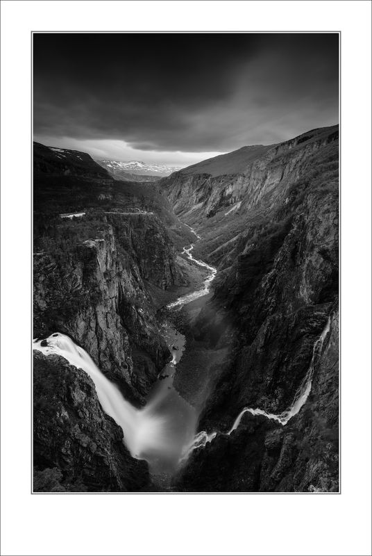 Драматичное ущелье долины реки Бьорейу фото превью