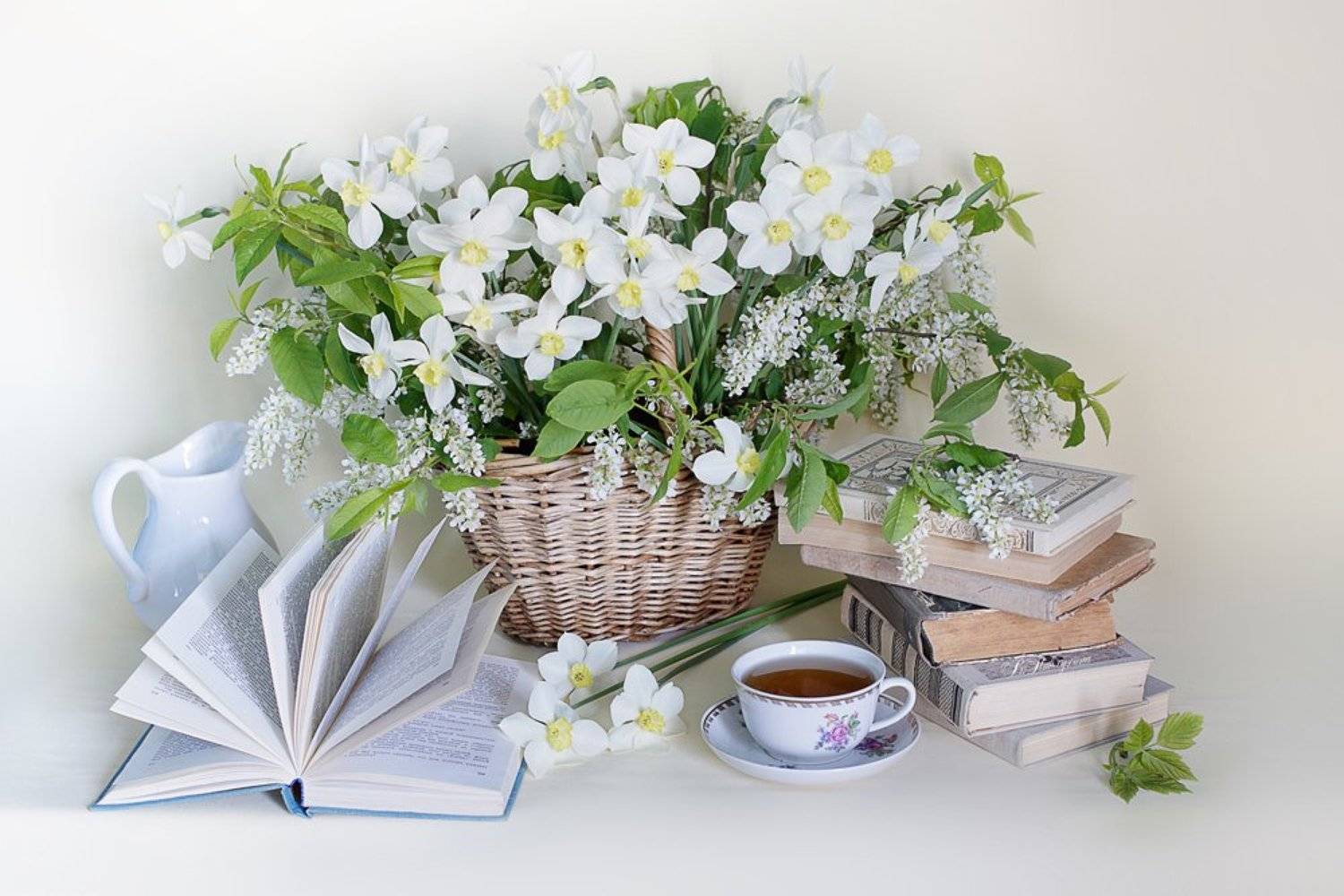 книги,чашка чая,нарциссы,весна,натюрморт,, Вера Павлухина