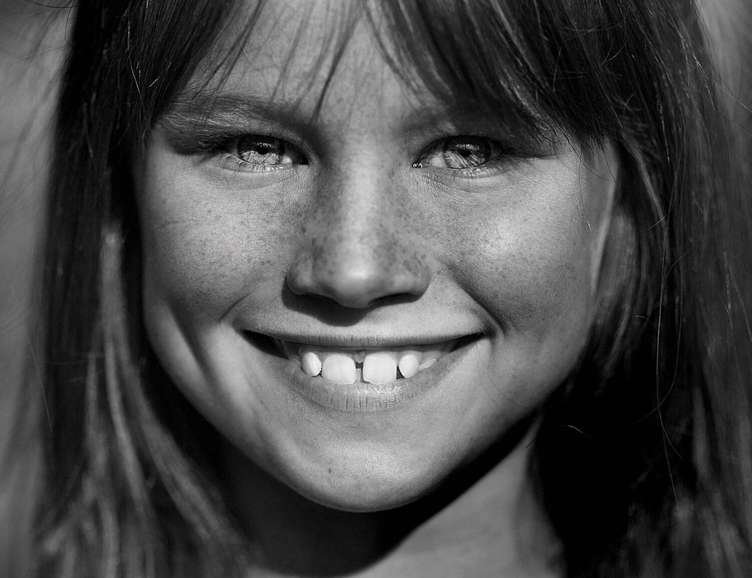 девочка, деревня, чб, черно-белый, портрет, улыбка, красивая, природа, веснушки, глаза, солнце, Дарья Комарова