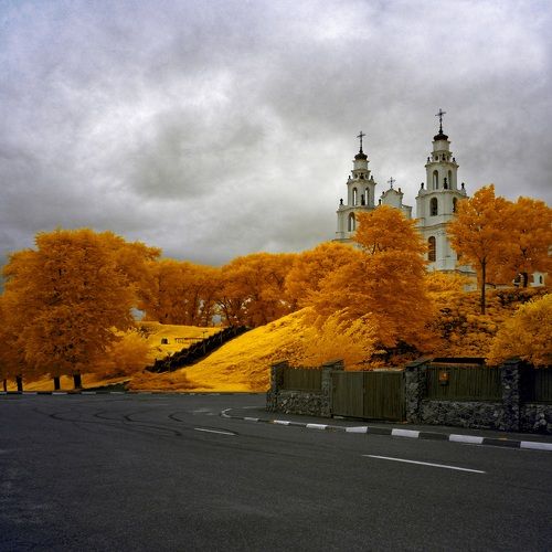 У дома номер три. Инфракрасная фотография.