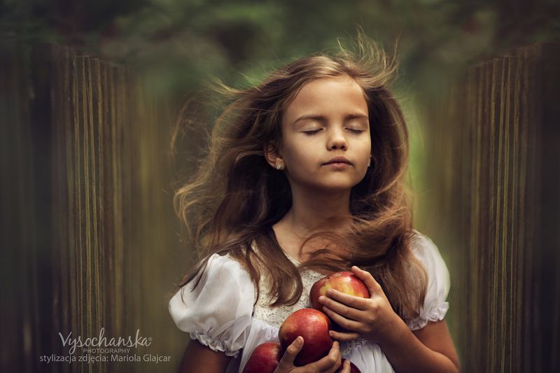 girl, little, eyes, grey, portrait, девочка, голубые глаза, портрет, apples a girl with apples - девочка с яблоками фото превью