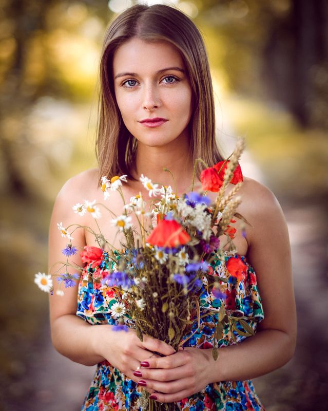 Girl with flowers фото превью