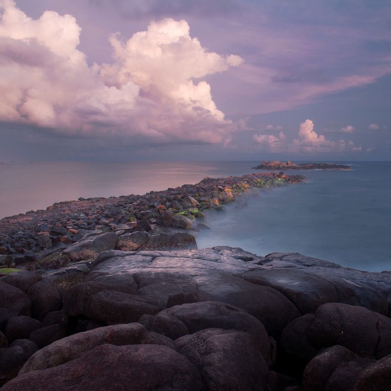 закат океан камни облака море Цвет заката фото превью