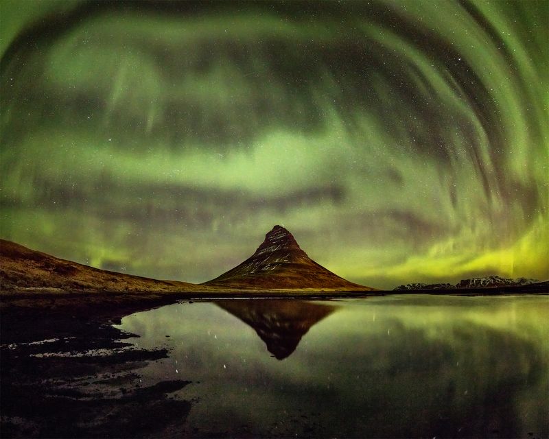 Kirkjufell covered by northern lights. фото превью