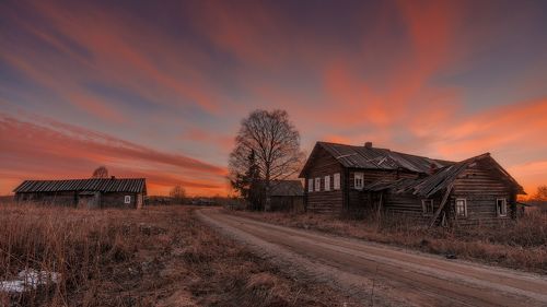 Весенним вечером.